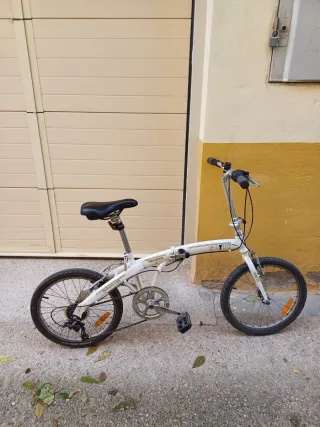 Bicicleta plegable blanca