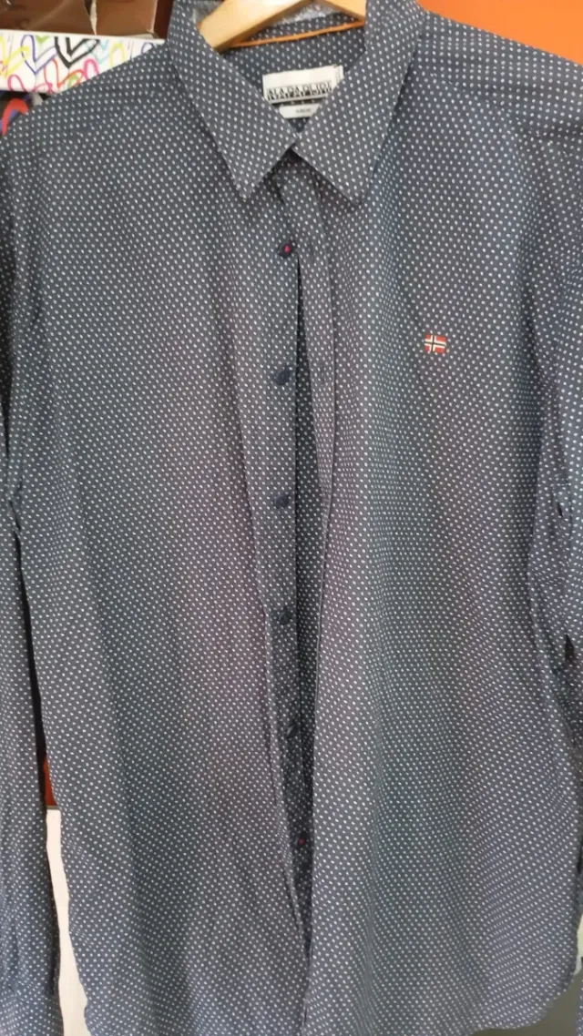 Camisa Napapijri gris con puntos blancos