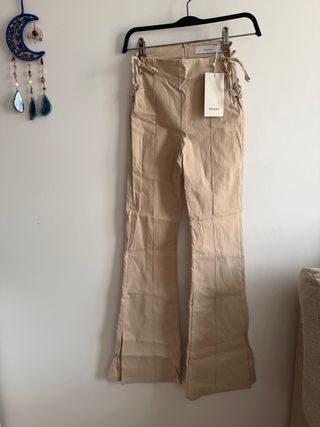 Pantalón Bershka beige con cuerdas