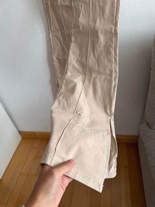 Pantalón Bershka beige con cuerdas