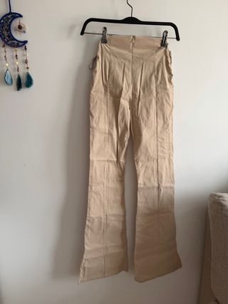Pantalón Bershka beige con cuerdas
