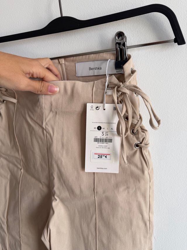 Pantalón Bershka beige con cuerdas