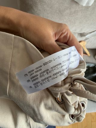 Pantalón Bershka beige con cuerdas