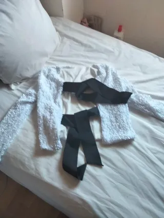 Blusa blanca con cinturón negro