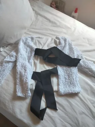 Blusa blanca con cinturón negro