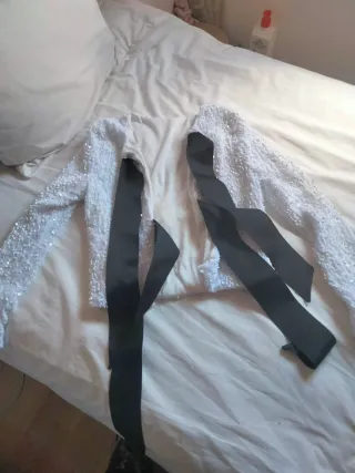 Blusa blanca con cinturón negro