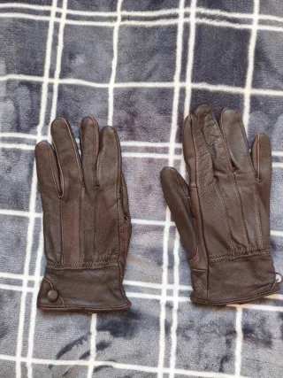 Guantes de piel marrones