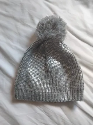 Gorro plateado con pompón