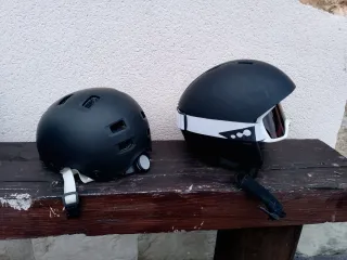 Conjunto de botas ,casco, gafas y esquíes niñ@