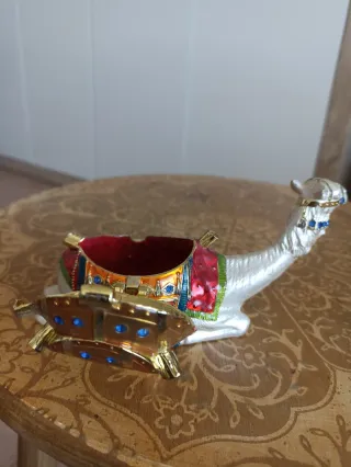 Dromedario blanco joyero forrado terciopelo rojo