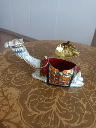 Dromedario blanco joyero forrado terciopelo rojo