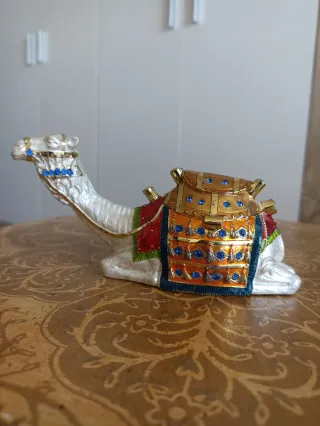 Dromedario blanco joyero forrado terciopelo rojo