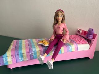 Muñeca Ily con cama y accesorios