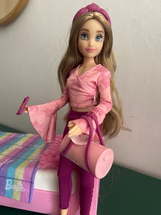 Muñeca Ily con cama y accesorios