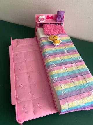 Muñeca Ily con cama y accesorios