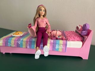 Muñeca Ily con cama y accesorios