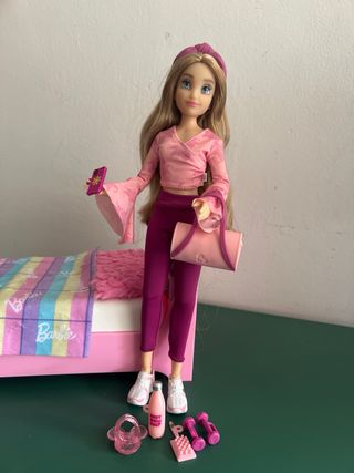 Muñeca Ily con cama y accesorios