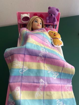 Muñeca Ily con cama y accesorios