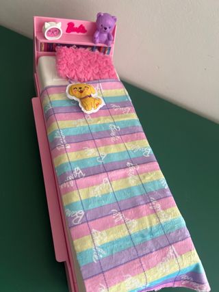 Muñeca Ily con cama y accesorios