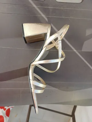 Sandalias Pull&Bear doradas mujer