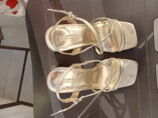 Sandalias Pull&Bear doradas mujer