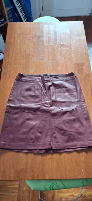 Falda de cuero granate