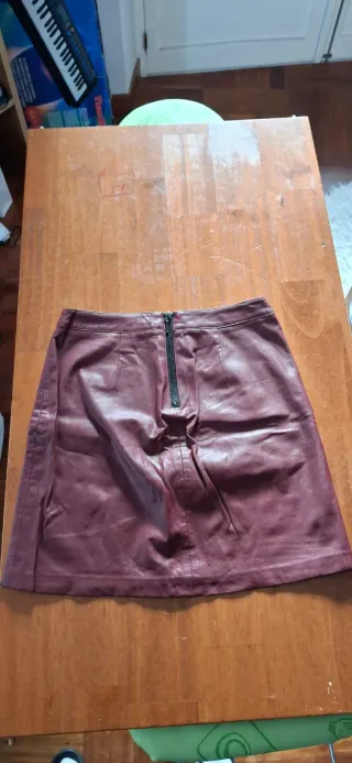 Falda de cuero granate