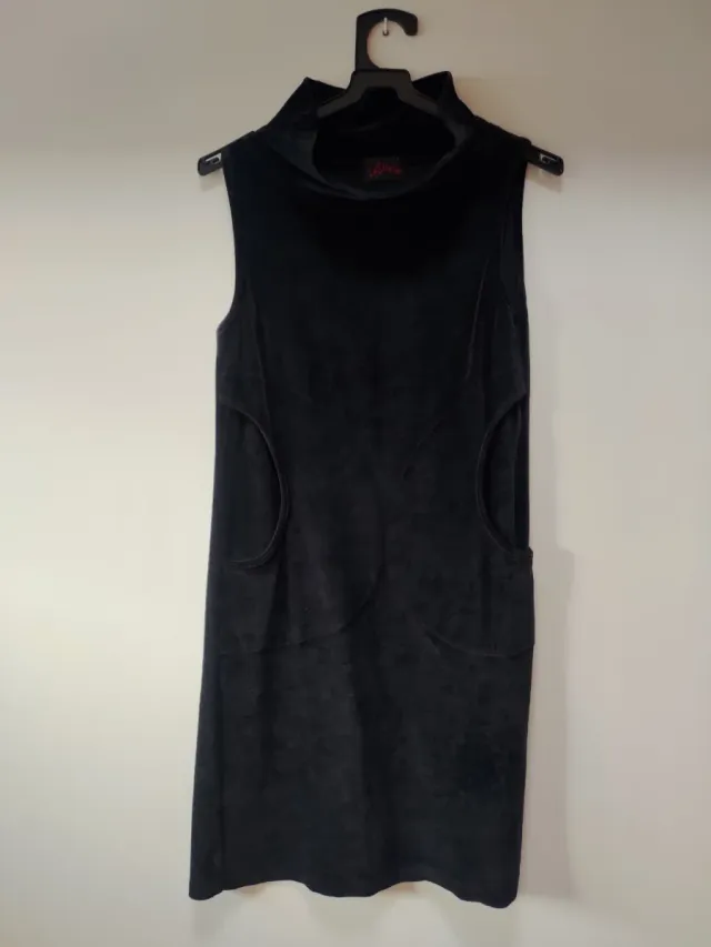 Vestido negro cuello alto sin mangas