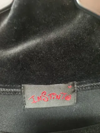 Vestido negro cuello alto sin mangas