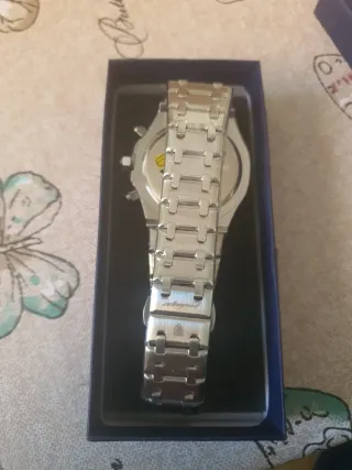 Reloj de pulsera plateado