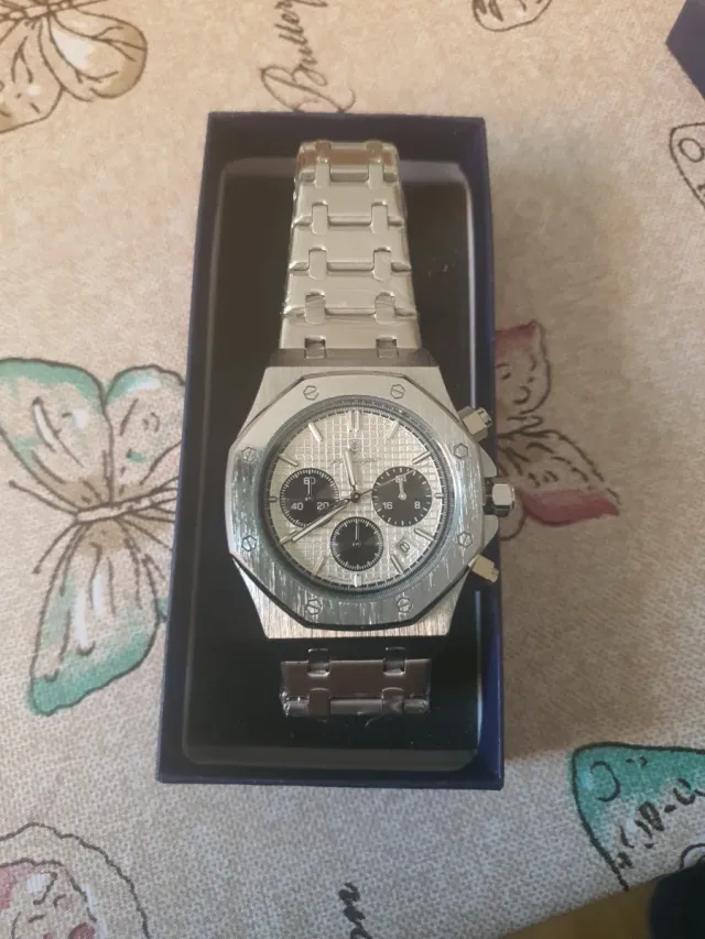 Reloj de pulsera plateado