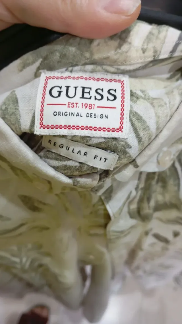 Camisa Guess Estampada Hojas Verde y Blanco