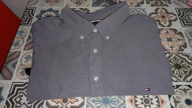 Camisa Guess Estampada Hojas Verde y Blanco