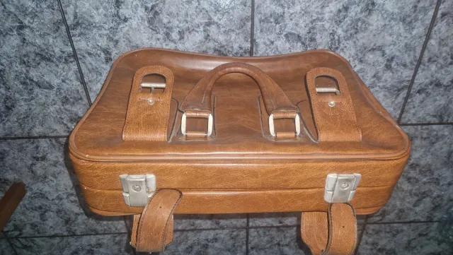 Maleta vintage de cuero marrón