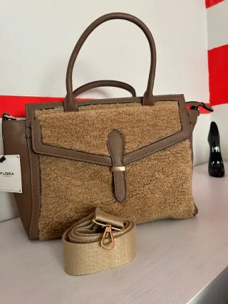 Bolso de mano con etiqueta