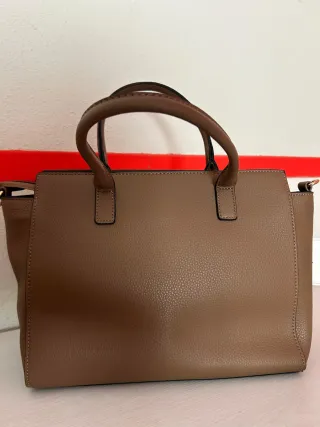 Bolso de mano con etiqueta