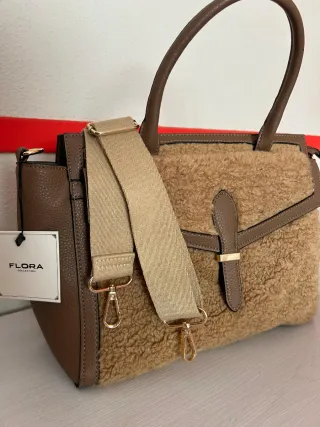 Bolso de mano con etiqueta