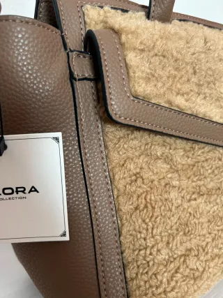 Bolso de mano con etiqueta