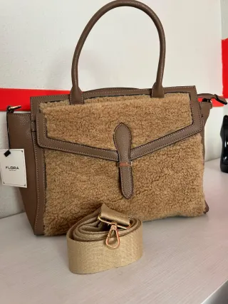 Bolso de mano con etiqueta