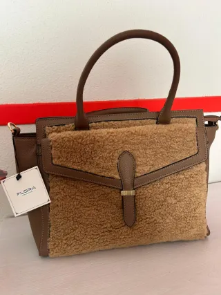 Bolso de mano con etiqueta