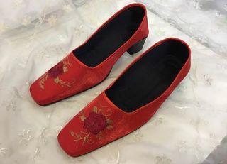 Zapatos de tela rojos con flores