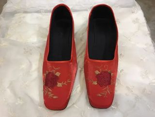 Zapatos de tela rojos con flores