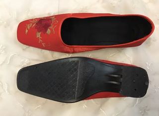 Zapatos de tela rojos con flores