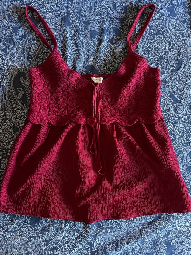 Top de tirantes rojo con crochet