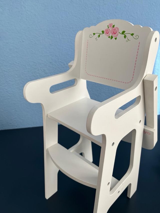 Trona de madera para muñecos y peluches.