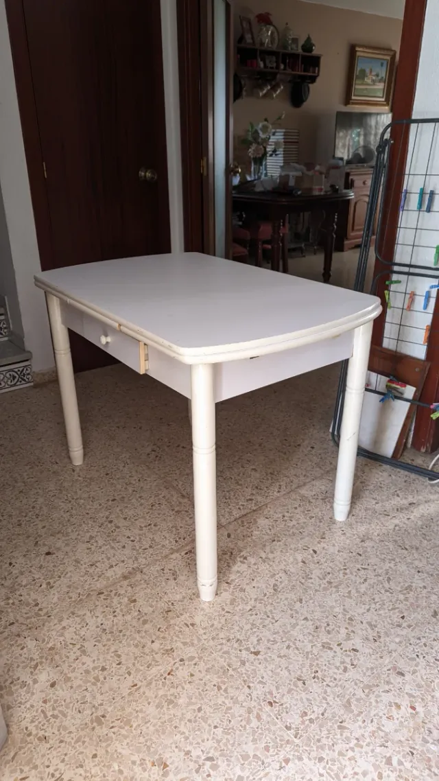 Mesa extensible blanca de madera
