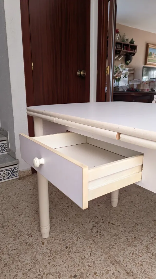 Mesa extensible blanca de madera