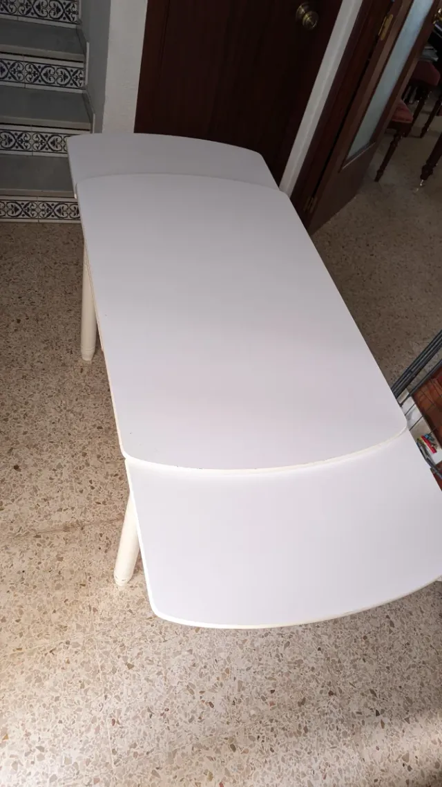 Mesa extensible blanca de madera