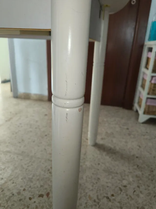 Mesa extensible blanca de madera