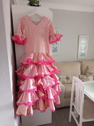 Traje de flamenca rosa con lunares
